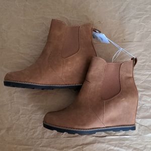 NWT platform boots leather